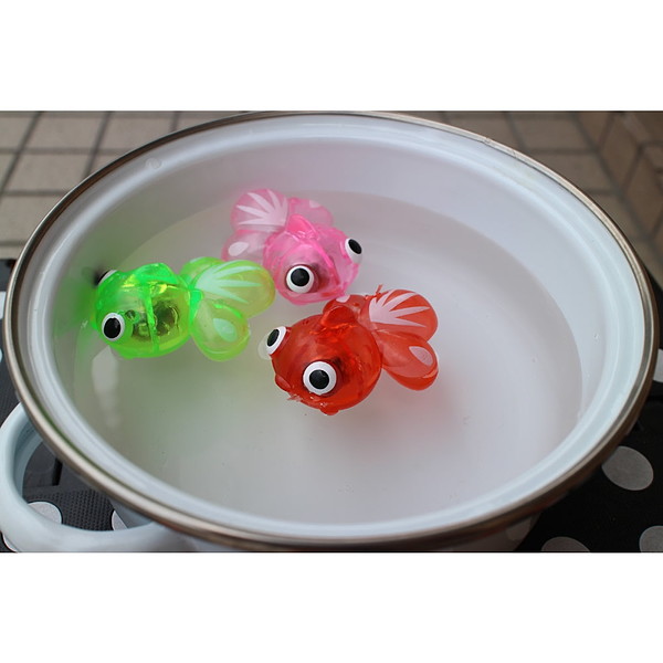 爆買い送料無料 水に浮くすくい用おもちゃ ピカピカ光る金魚 約3.5cm 48個